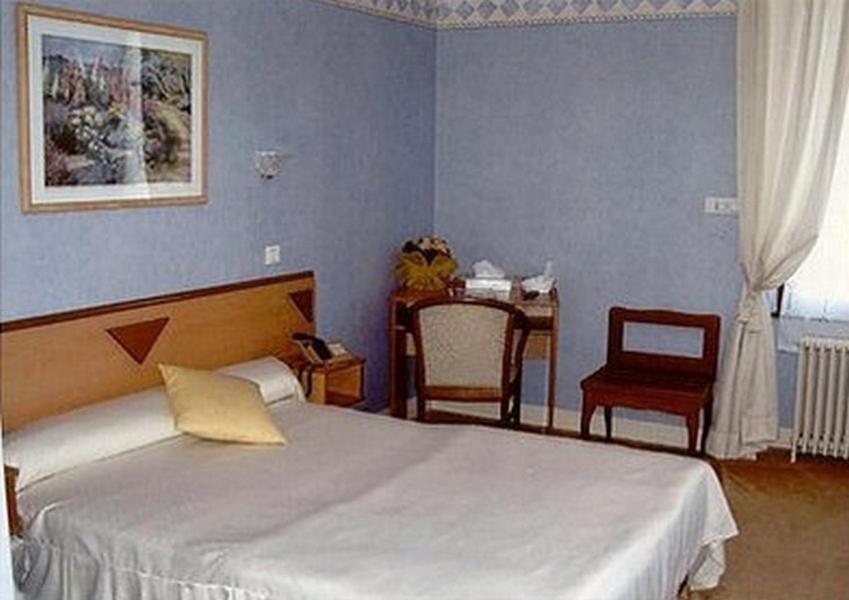 Hotel De L'Agriculture Decize Δωμάτιο φωτογραφία